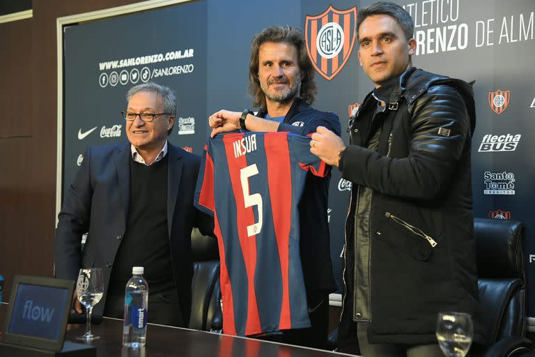 El presidente de San Lorenzo, Horacio Arreceygor, el DT Rubén Insua y el coordinador del fútbol, Leandro Caruzzo, en la presentación del entrenador