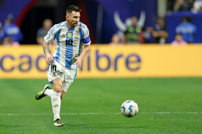 El delantero argentino # 10 Lionel Messi controla el balón durante el partido de fútbol del grupo A de la Copa América 2024 entre Argentina y Canadá en el estadio Mercedes Benz de Atlanta, Georgia, el 20 de junio de 2024 (CHARLY TRIBALLEAU)