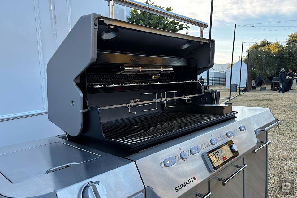 Weber Unveils Its More Affordable More Versatile Searwood Smart Grill   218baca0 Aecb 11ee Bfd9 4ee49469c0d8