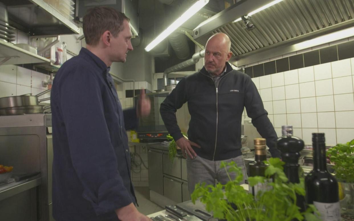 "Eine kulinarische Linie muss her." Frank Rosin (rechts) berät Küchenmeister Michael Füssel bei "Rosins Restaurants" (Kabel Eins). (Bild: Seven.One Entertainment Group GmbH)