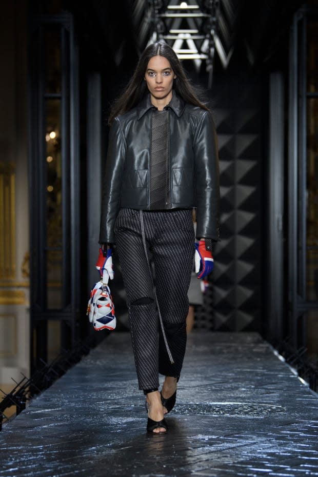 Looks Like Louis Vuitton Is Bringing Back the Y2K-Era Skinny Scarf for Fall  2023 - Fashionista