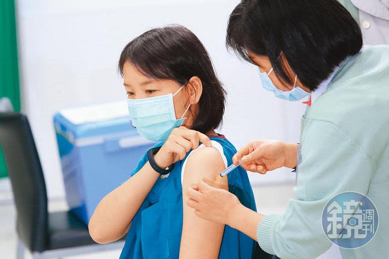 台灣首批到貨的AZ疫苗初期施打率不佳，直到爆發本土感染後，疫苗供不應求，政府採購策略也遭質疑。圖為醫護人員接種AZ畫面。
