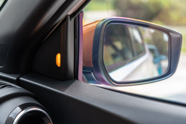 Nissan Kicks配備的盲點偵測系統可以有效消弭駕駛視野死角所潛藏的碰撞危險。