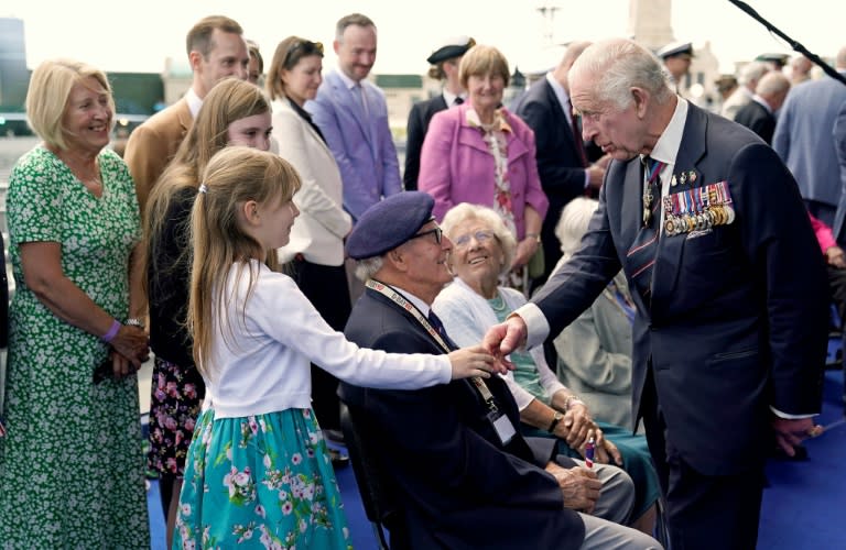 El rey Carlos III conoce al veterano del Día-D Eric Bateman y a su familia en las conmemoraciones del Desembarco de Normandía durante la segunda Guerra Mundial, el 5 de junio de 2024 en Southsea Common, en el sur de Inglaterra (Andrew Matthews)