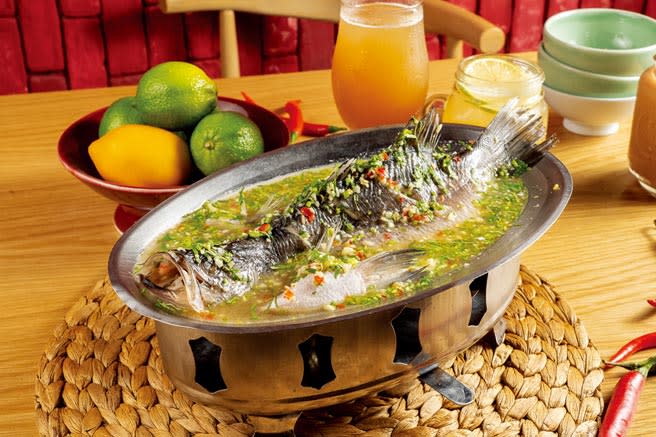 寓意「年年有餘」，圍爐桌上少了魚，瓦城的泰式年菜套組有〈檸檬清蒸魚〉。圖／瓦城泰統集團