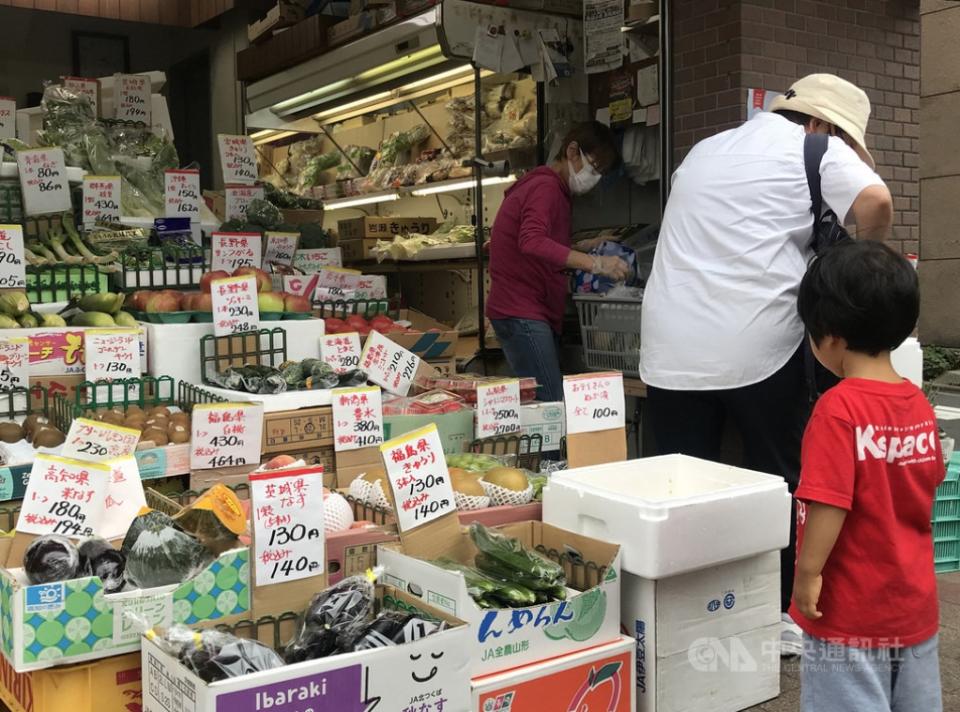 NHK報導，美國宣布22日起廢除對日本核食的禁令。圖為東京白金台的駐日代表處附近商店販售福島農產品。（中央社檔案照片）