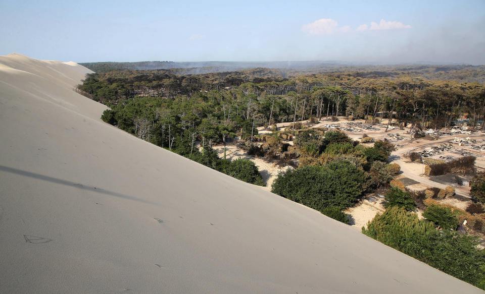 <p>La même dune du Pilat le 19 juillet dernier, juste après le mégafeu de la Teste-de-Buch. À droite, le camping Les Flots Bleus totalement détruit par les flammes.</p><br>