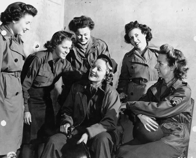 Marlene Dietrich junto a otras oficiales del ejército norteamericano en Francia, durante la Segunda Guerra Mundial