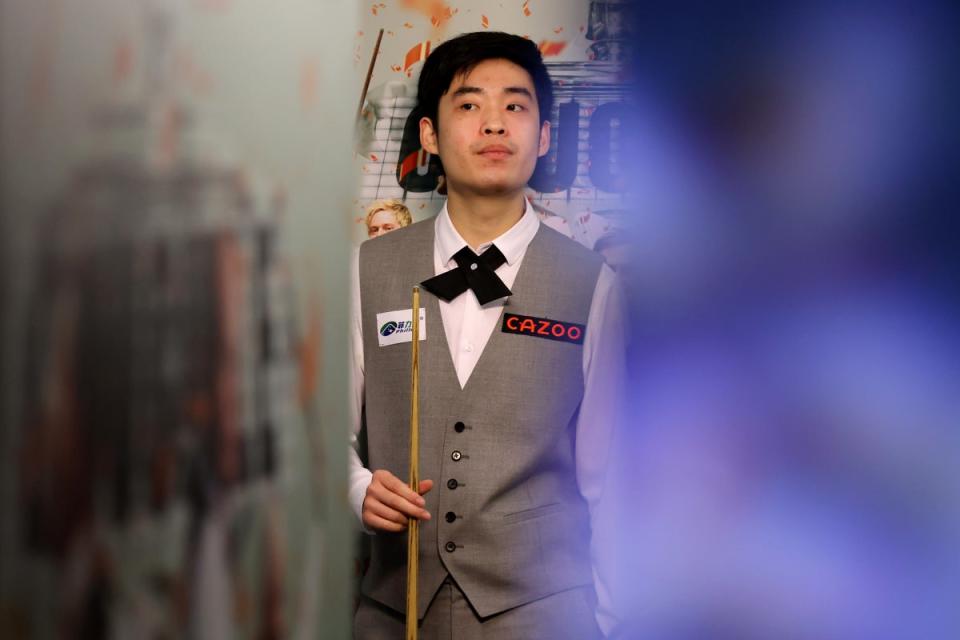 Si Jiahui waits backstage at the Crucible Theatre (Getty Images)