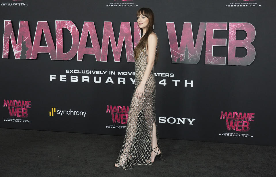 Dakota Johnson llega al estreno de "Madame Web" el lunes 12 de febrero de 2024 en Regency Village Theatre en Los Ángeles. (Foto Jordan Strauss/Invision/AP)