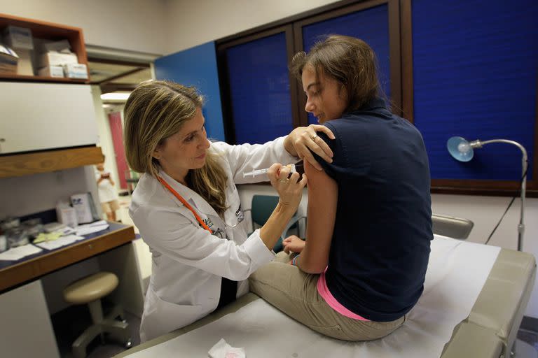 Tanto chicas como chicos tienen indicada la vacunación contra el VPH entre los 11 y 12 años, aunque también se puede aplicar a adolescentes más grandes 