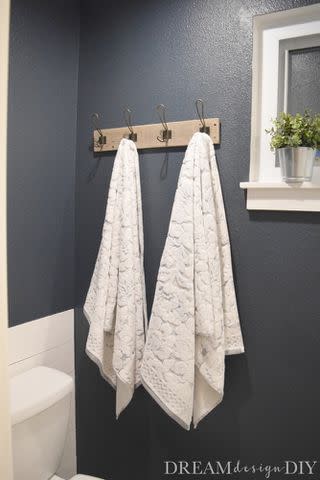 <p><a href="https://dreamdesigndiy.com/pallet-towel-rack/" data-component="link" data-source="inlineLink" data-type="externalLink" data-ordinal="1" rel="nofollow">Dream, Design, DIY</a></p>