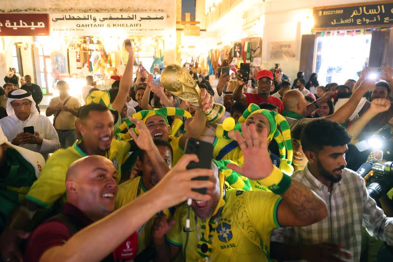 Los fanáticos de Brasil, que llevan una réplica del trofeo de la Copa Mundial, se reunieron en Souq Waqif antes de la inauguración del Mundial Qatar 2022