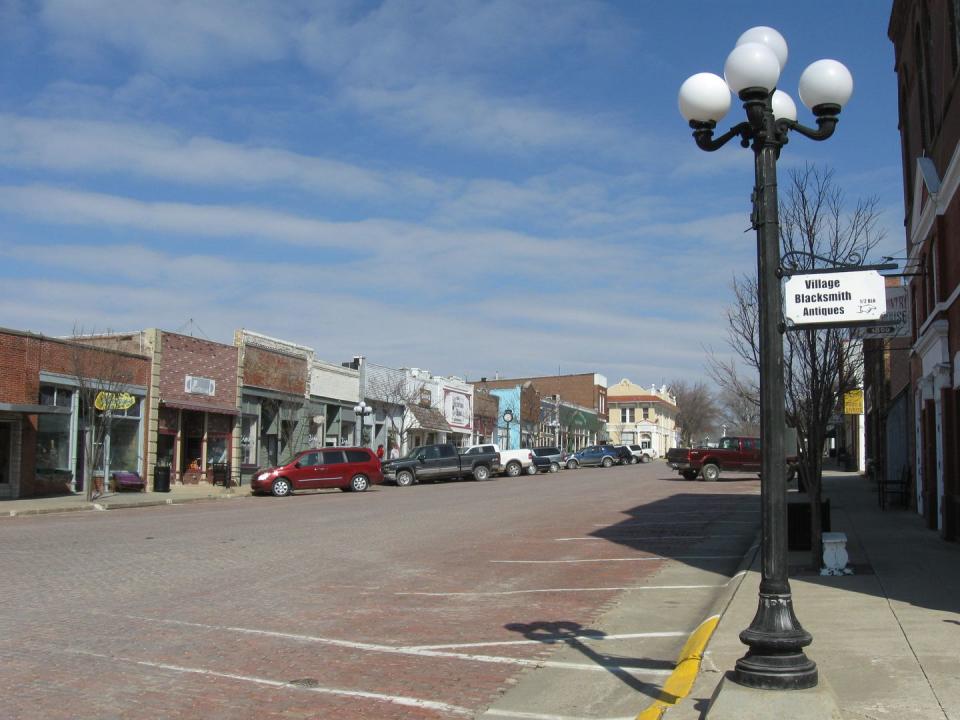 <p>Designated Iowa's "<a href="http://www.iowasantiquecity.com/" rel="nofollow noopener" target="_blank" data-ylk="slk:Antiques City;elm:context_link;itc:0;sec:content-canvas" class="link ">Antiques City</a>" (back in 1987), <a href="https://en.wikipedia.org/wiki/Walnut,_Iowa" rel="nofollow noopener" target="_blank" data-ylk="slk:Walnut;elm:context_link;itc:0;sec:content-canvas" class="link ">Walnut</a> counts 15 antique shops for a population of only about 900. Here, there might be more pieces of Pyrex than people.</p>