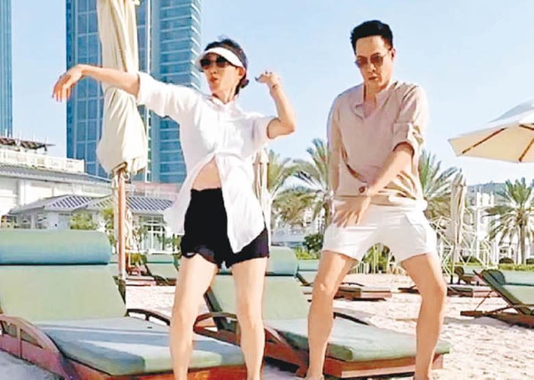 宋熙年與陳智燊在沙灘興奮跳舞。