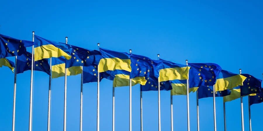 Flags of the EU and Ukraine