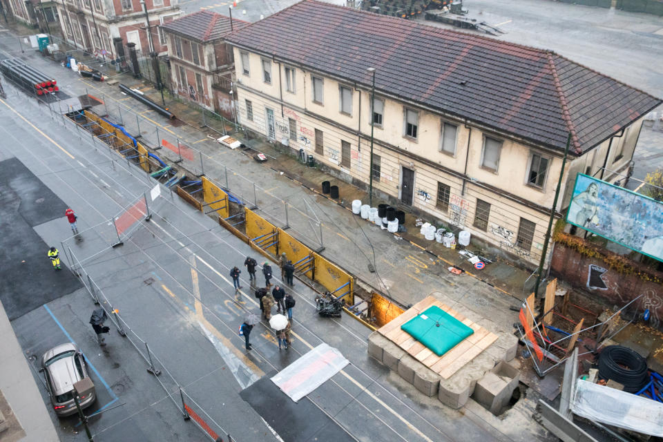 La lunga mattinata di Torino è iniziata alle 7 quando oltre 3mila famiglie della zona rossa sono state invitate a lasciare le case. La parte della città interessata è quella di San Salvario, una zona rossa che si trova all'angolo tra via Valperga Caluso e via Nizza.