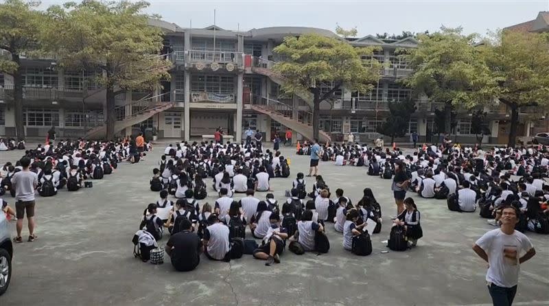 小犬颱風肆虐，雲林麥寮高中學校6日上午停電尚未恢復，上午7點半學生都到校才宣布停課，校長向家長道歉。(圖／翻攝畫面)