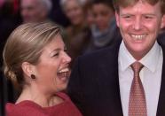 Sicher war es auch das ansteckende Lachen von Maxima, in das sich der damalige niederländische Kronprinz Willem-Alexander verliebte. Dass die gebürtige Argentinierin auf eigenen Beinen stand, ein abgeschlossenes Wirtschaftswissenschaftsstudium hat und nach ihrem Studium für diverse Banken (etwa für die Deutsche Band in Brüssel) arbeitete, schadete aber sicher auch nicht. (Bild: Jasper Juinen / AFP via Getty Images)