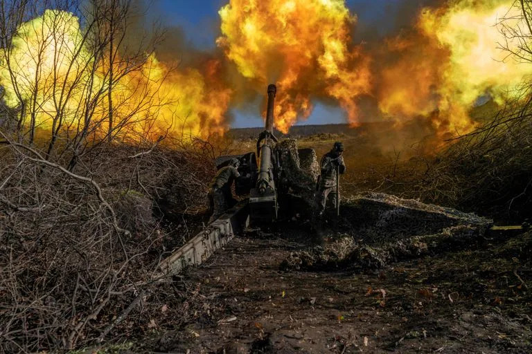 Un soldado ucraniano de una unidad de artillería dispara hacia las posiciones rusas en las afueras de Bakhmu, Donetsk, el 8 de noviembre de 2022, en medio de la invasión rusa de Ucrania.