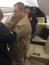 <p>NUEVA YORK (EE.UU.), 19/01/2017.- El narcotraficante mexicano Joaquín “El Chapo” Guzmán es visto hoy, jueves 19 de enero de 2017, a su llegada al aeropuerto MacArthur, en Nueva York (Estados Unidos), procedente de Ciudad Juárez (México), donde es recibido por autoridades estadounidenses para ser presentado ante los tribunales de Nueva York. El Chapo, protagonista de dos sonados casos de fugas en cárceles de México, llegó la noche de este jueves custodiado por agentes federales en un avión que aterrizó en el aeropuerto MacArthur, en Long Island, a las afueras de Nueva York. EFE/Secretaría de Gobernación de México/ </p>