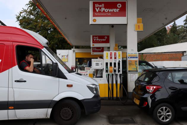 Motorists queue for petrol and diesel fuel at a Shell petrol station in Fleet (Photo: ADRIAN DENNIS via Getty Images)