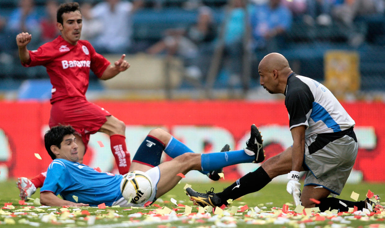 Óscar 'Conejo' Pérez durante un partido con Cruz Azul, en 2006. (REUTERS/Henry Romero)