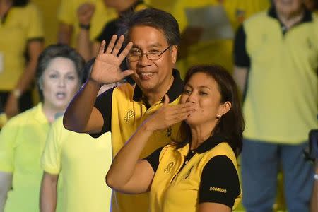 Presidential candidate Mar Roxas (L) and vice-presidential candidate Leni Robredo (R) gesture to supporters during a "Miting de Avance" (last political campaign rally) for the national election in Quezon city, metro Manila May 7, 2016. REUTERS/Ezra Acayan