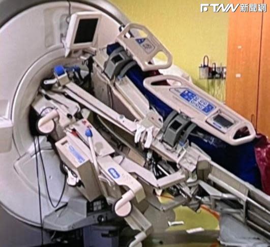 美國加州一間醫院日前發生一起相當恐怖的意外，一名護理師居然離奇地被夾在MRI（磁振造影）機器與病床之間，慘被嚴重壓碾傷，甚至還有2根螺絲插入體內。（圖／翻攝自推特　＠tobiasgilk）