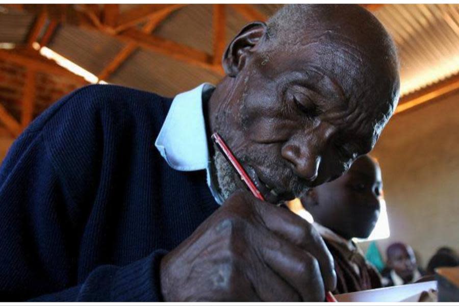 Conoce la historia del hombre que entró a la primaria para aprender a leer a sus 84 años