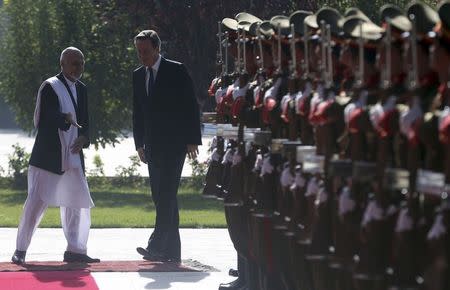 Afghanistan's President Ashraf Ghani (L) welcomes Britain's Prime Minister David Cameron at the presidential palace in Kabul October 3, 2014. REUTERS/Massoud Hossaini