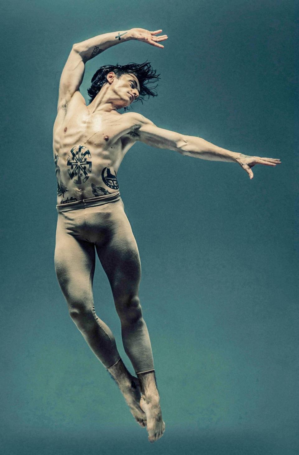 《刺青舞者》由烏克蘭芭雷舞者謝爾蓋波盧寧（Sergei Polunin），現身揭露他身上刺青與親情、家庭之間的秘密。（圖／海鵬提供）