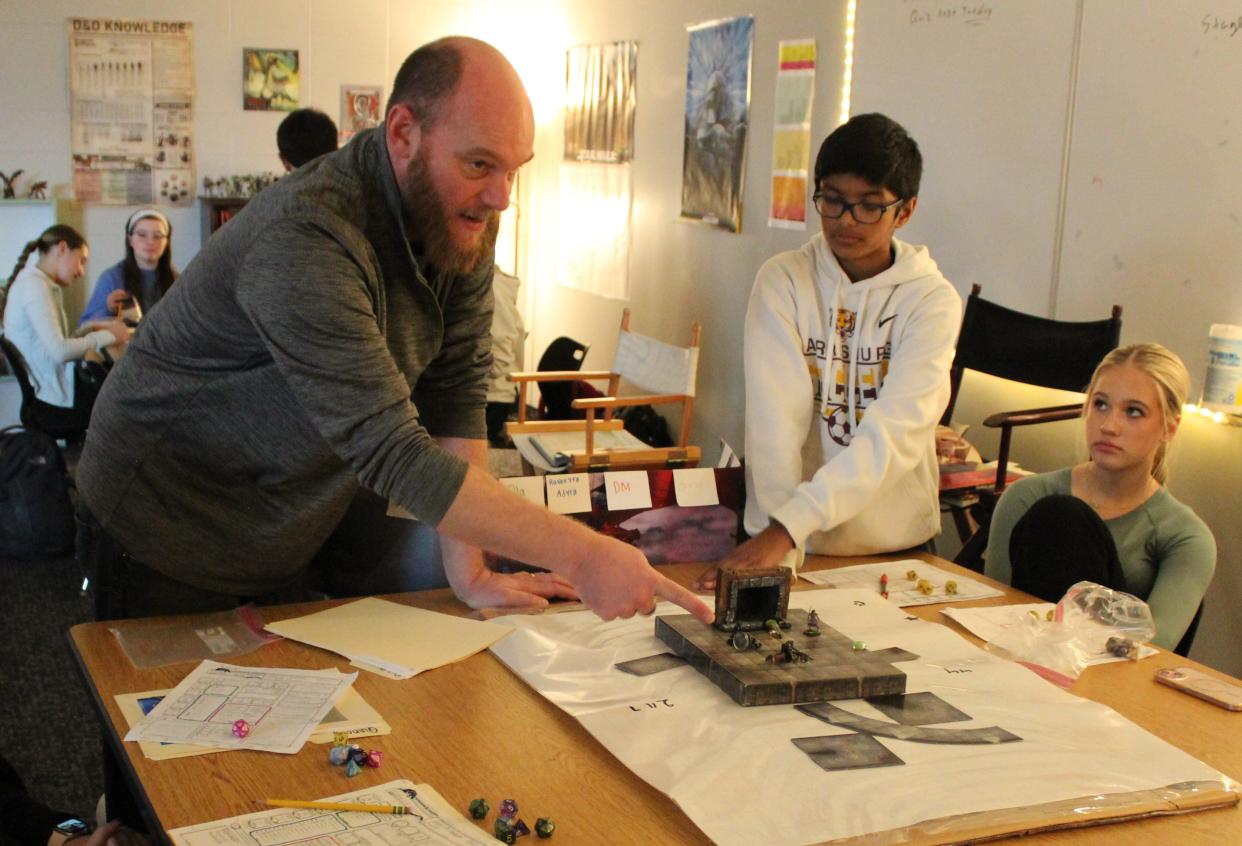 Kade Wells aide les maîtres de donjon à superviser leurs parties Donjons & Dragons dans sa classe de la Harrisburg East Middle School le vendredi 22 mars 2024.