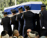 Der frühere israelische Präsident Schimon Peres ist nach einer emotionalen Zeremonie in Jerusalem beerdigt worden. Sein Sarg wurde auf dem Nationalfriedhof Herzl-Berg in die Erde gelassen, nachdem Dutzende Würdenträger aus aller Welt sowie Tausende Trauernde auf einem Staatsbegräbnis Abschied von dem 93-Jährigen genommen hatten. Unter den Gästen war unter anderen… (Bild: AP Photo/Ariel Schalit)