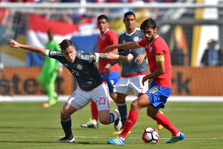 Bryan Ruiz (derecha) es uno de los máximos referentes de la selección de Costa Rica