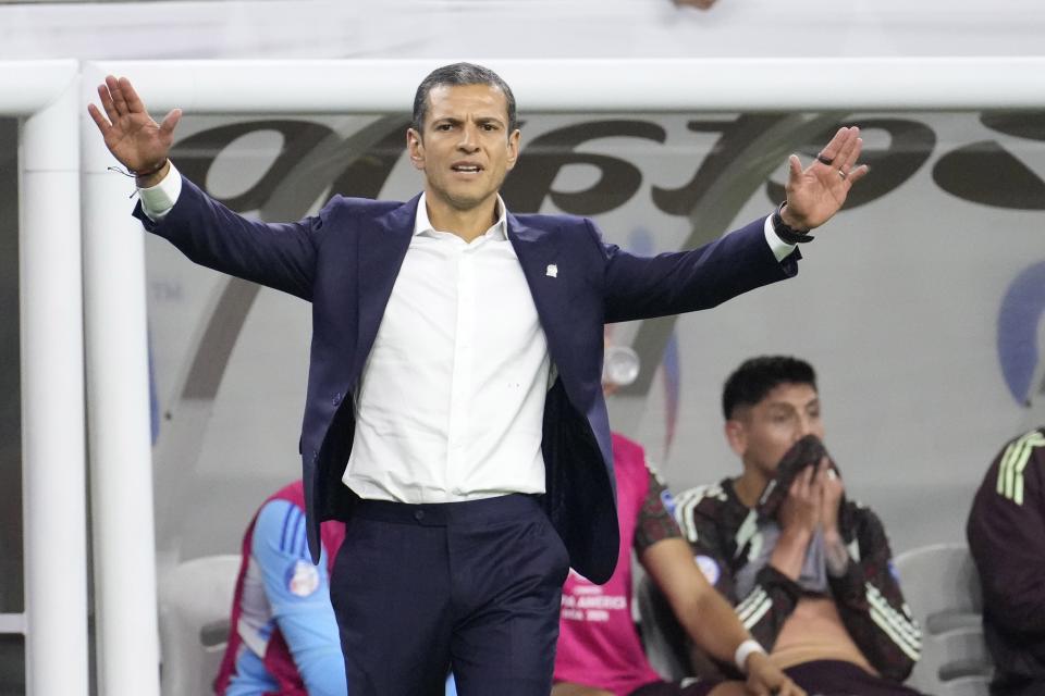 Jaime Lozano, directir técnico de México, aceptó la responsabilidad por la tardanza apara regresar al campo tras el descanso. (AP Foto/David J. Phillip)