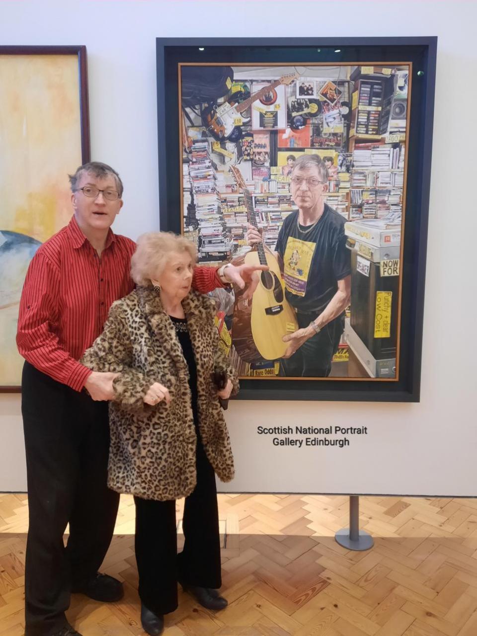 HeraldScotland: Tommy Robertson und seine Mutter Mary Robertson beim Porträt „Labour of Love“ in der Scottish National Portrait Gallery