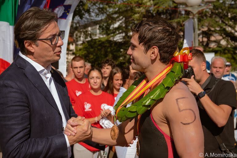 Matías Díaz Hernández, recibiendo el saludo del presidente de Macedonia Stevo Pendarovski, el día que se impuso en 2022 en la carrera del Lago Ohrid