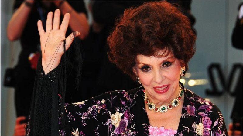  Gina Lollobrigida saludando