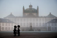<p>Wachen stehen vor dem Schloss Fredensborg in Dänemark – Prinz Henrik, der Ehemann von Königin Margrethe, ist dort am Dienstag im Alter von 83 Jahren verstorben. (Bild: AP Photo/Liselotte Sabroe/Ritzau Scanpix) </p>