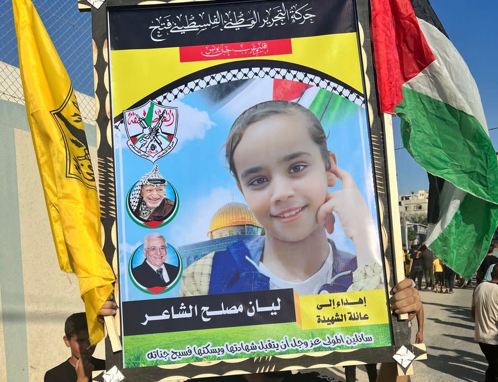 Un cartel con el rostro de la niña Layan al-Shaair, una de las víctimas de la última ola de violencia que sacudió a Gaza