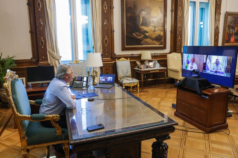 Alberto Fernández durante la comunicación con Lula Da Silva