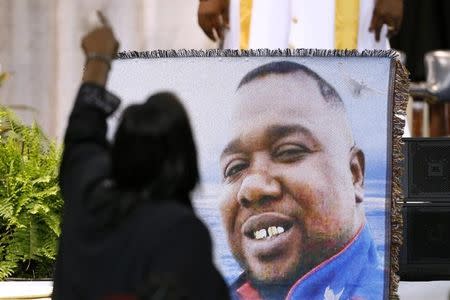 Mourners pay their respects as they attend the funeral of Alton Sterling, in Baton Rouge, Louisiana, U.S. July 15, 2016. REUTERS/Jonathan Bachman