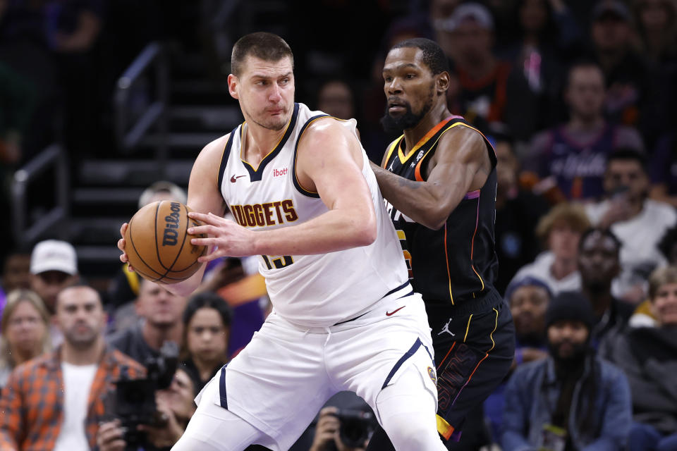 Nikola Jokic與Kevin Durant。(Photo by Chris Coduto/Getty Images)