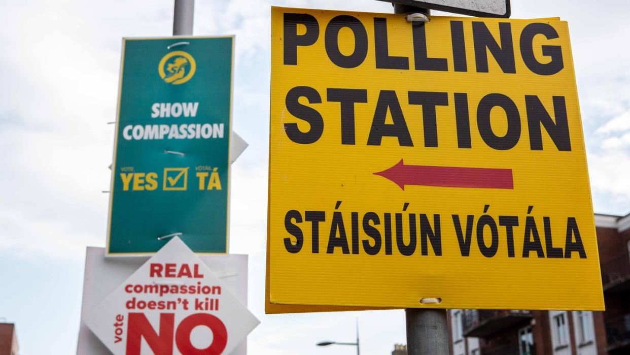 Ein Schild weist in Dublin den Weg zu einem Wahllokal. Foto: Karl Burke