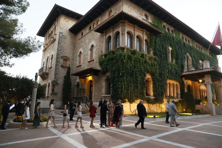 Los reyes Felipe VI y Letizia, acompañados de la reina emérita Sofía, recibieron a más de 300 representantes de la sociedad balear, en un encuentro que por primera vez tiene lugar en los jardines del Palacio de Marivent, en Palma de Mallorca