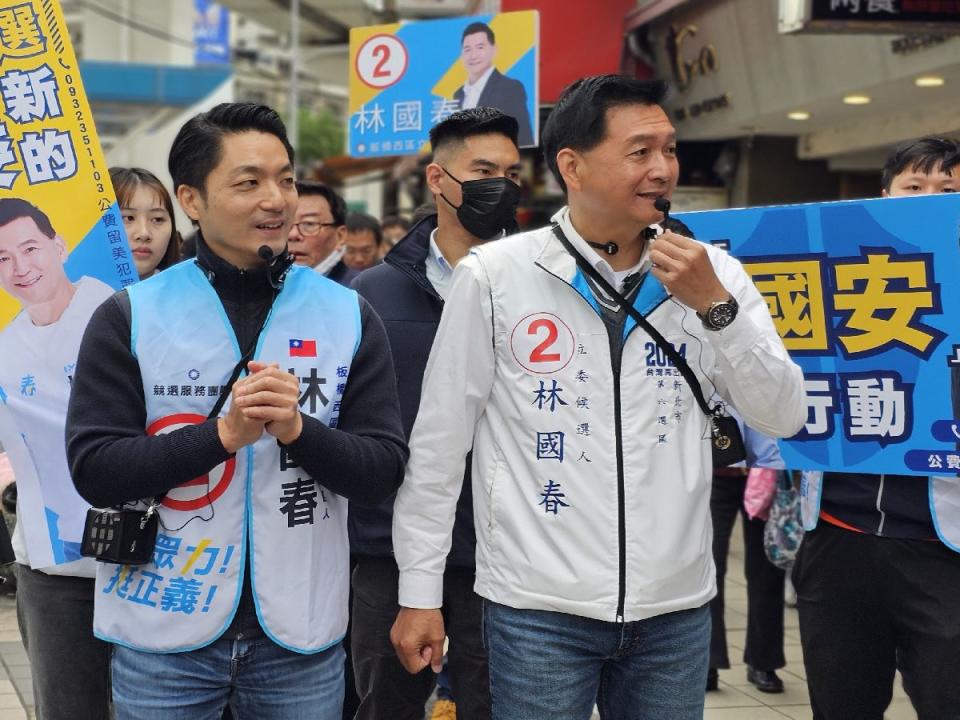 台北市長蔣萬安（左）陪同國民黨板橋西區立委候選人林國春（右）拜票。（圖：林國春競總提供）