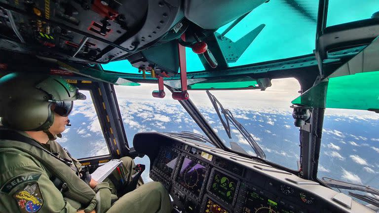 Foto publicada por el Comando Militar de Amazonas (CMA) que muestra a los miembros de un equipo de rescate encargado de la misión de encontrar al periodista británico desaparecido Dom Philipps y al experto indígena brasileño Bruno Pereira sobrevolando el río Javari en el estado de Acre, Brasil, en la frontera con Perú. (Photo by Amazon Military Command / AFP)