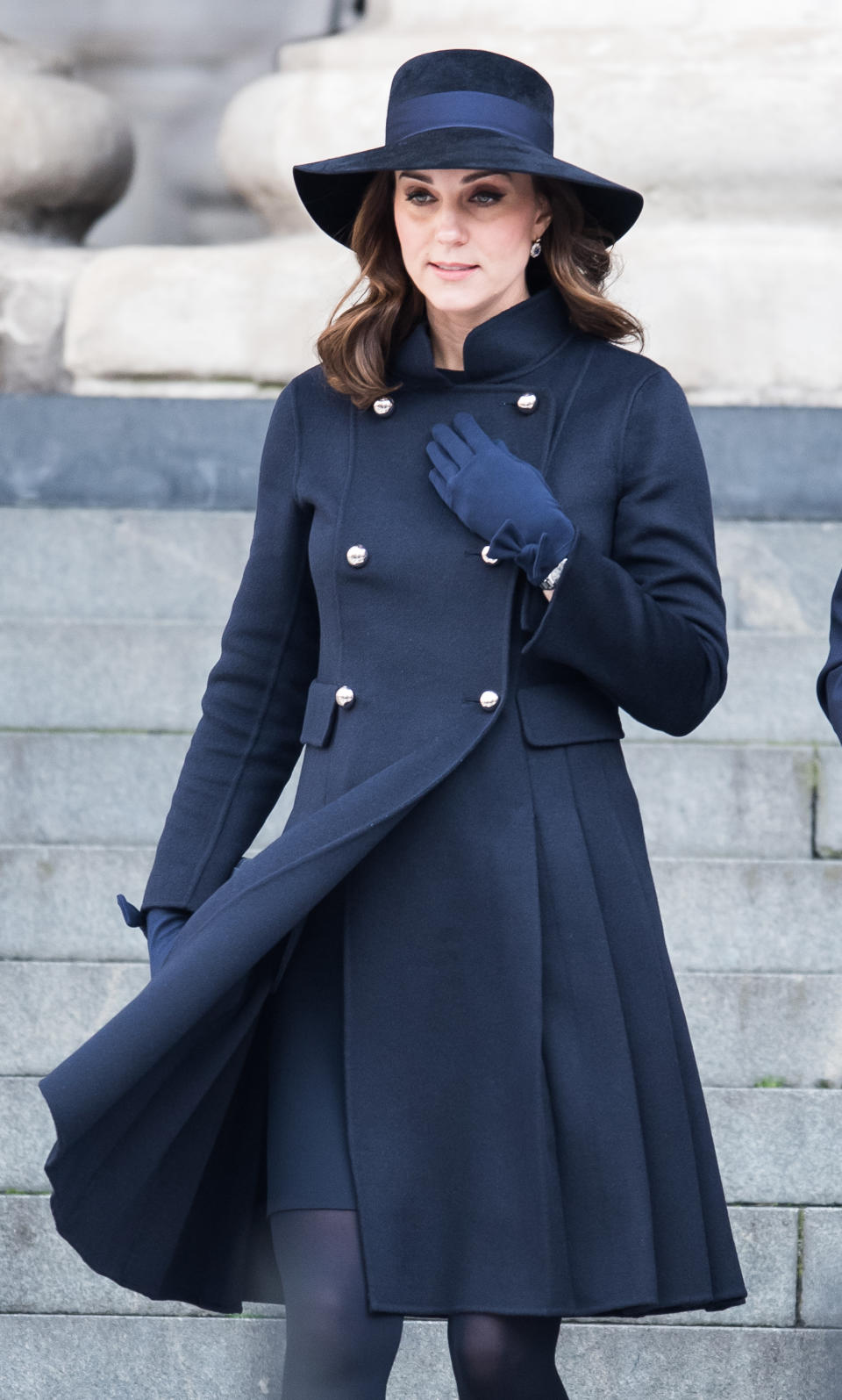 <p>Kate Middleton asistió junto al príncipe William a un servicio religioso en la Catedral de San Pablo, en Londres, y allí lució muy guapa en una gabardina azul de seis botones, con la que presumió de su quinto mes de embarazo/Getty Images </p>