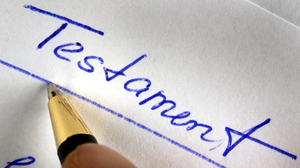 Ein Testament wird handschriftlich verfasst. Foto: Jens Büttner/dpa/Illustration